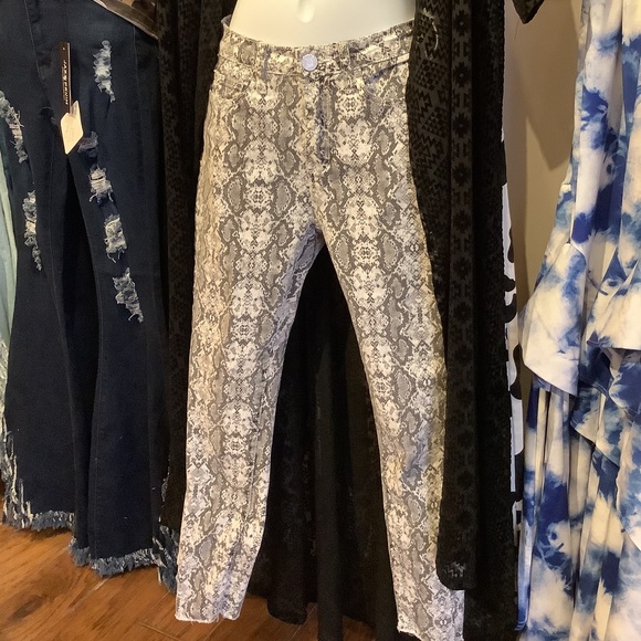 Denim Blvd Collection Pants - Denim Blvd Collection black white Snake Skin stretch skinny pants/capri juniors